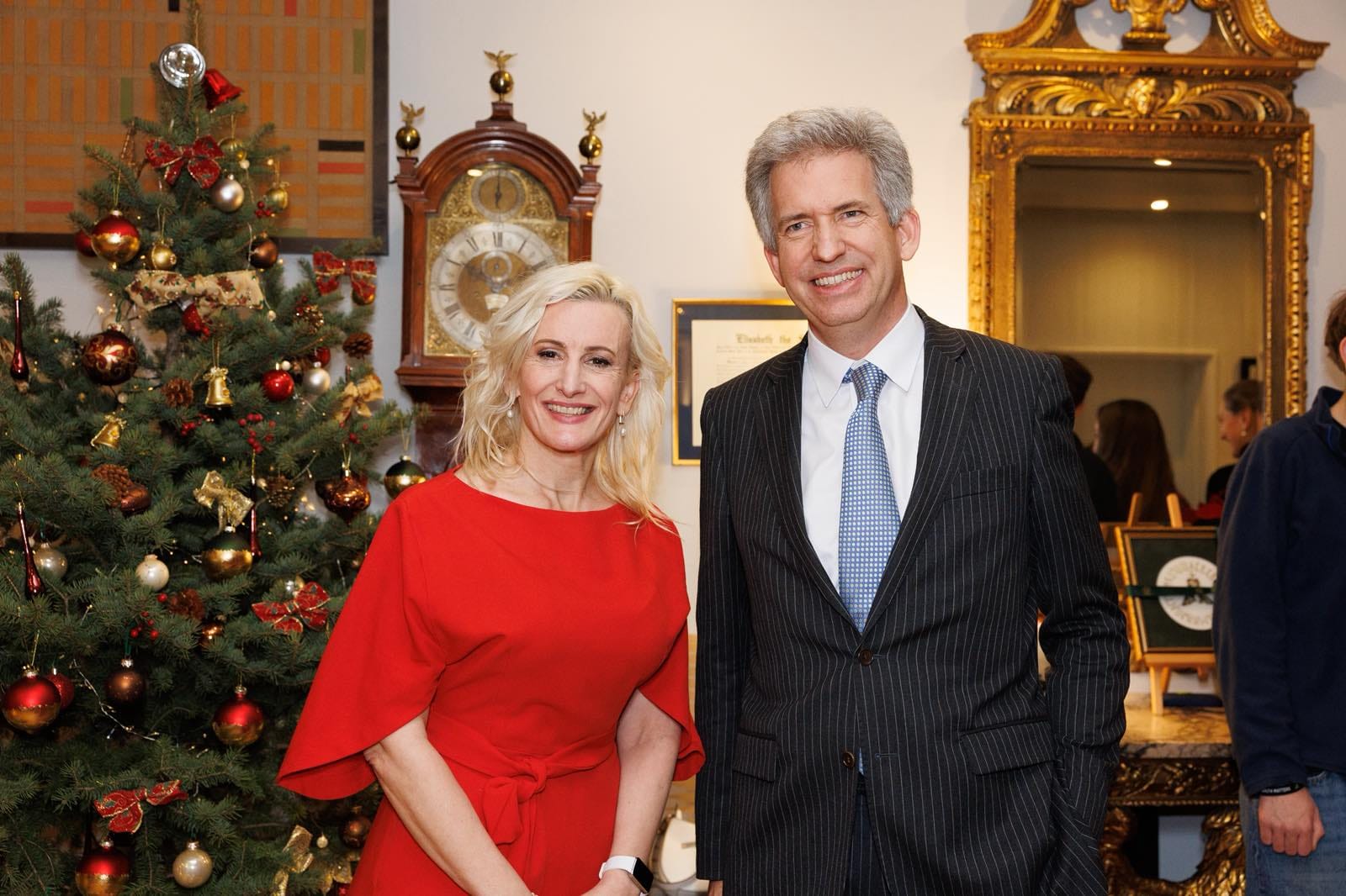 Praznični bazar u britanskoj rezidenciji